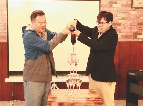 丁教授张教授开启红酒.jpg