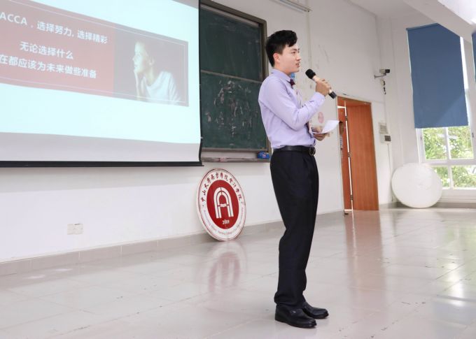 刘华柱在中山大学南方学院会计学院分享经验.jpg
