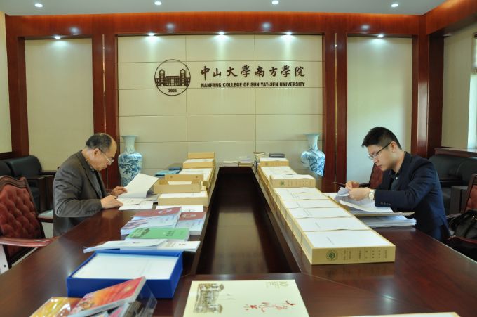 586674046ea4f.JPG 看卷宗全景.JPG