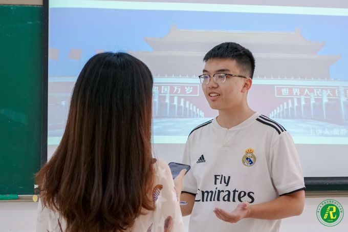 接受采访 (2).jpg